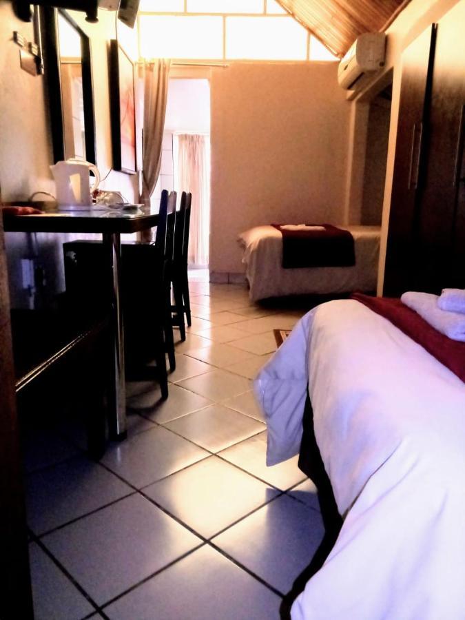 Rustenburg Guesthouse Esterno foto