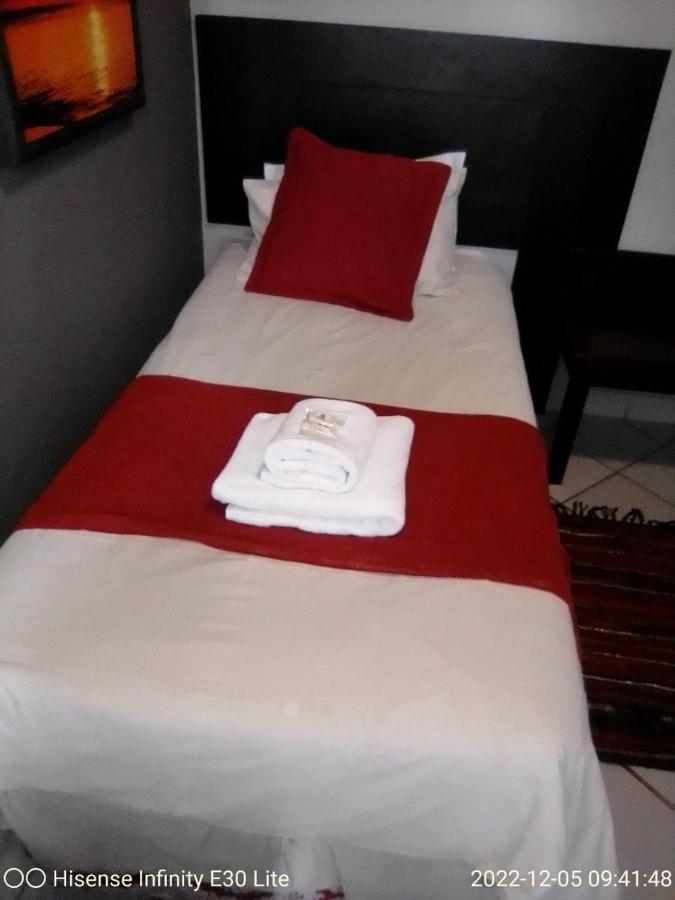 Rustenburg Guesthouse Esterno foto