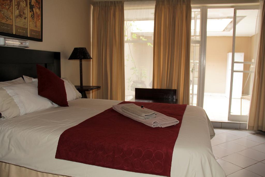 Rustenburg Guesthouse Esterno foto